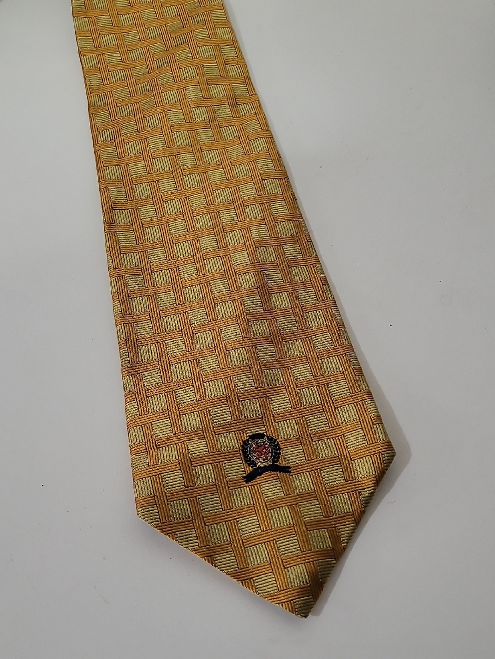 Tommy Hilfiger Gold Woven-Pattern Tie with Embroidered Crest
